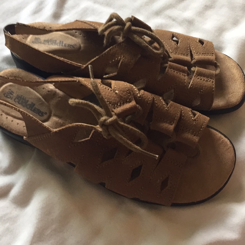 Cobbie  Cuddlers sandals size 6